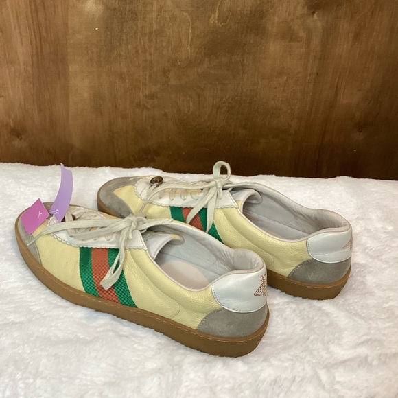 Stylish Gucci Sneakers with Green and Red Stripes - Picture 2 of 4